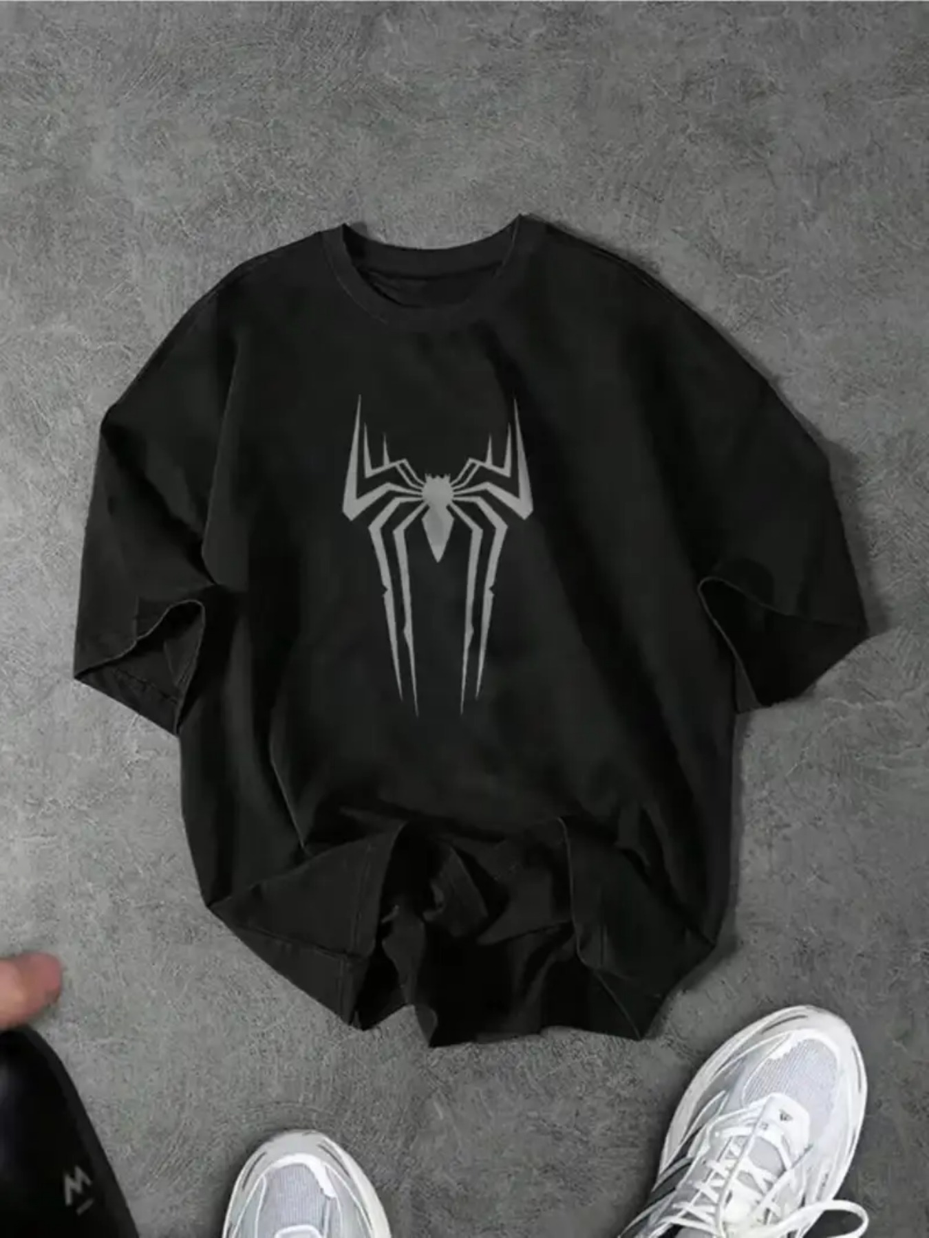 Summer Clothing Must Haves - The men's short-sleeved shirt with spider